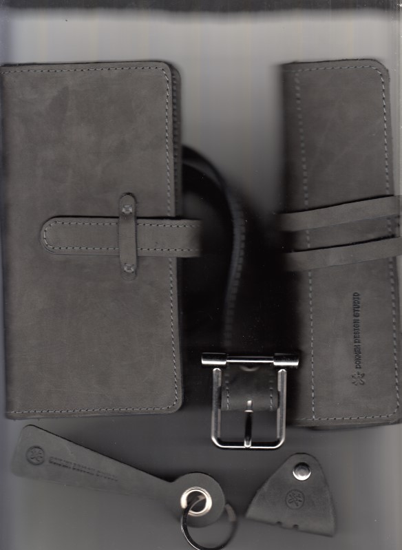 ست کمربند و جاقلمی و جاکلیدی و وایر بلت و کیف پول پالتویی 2‌لت (سری B)