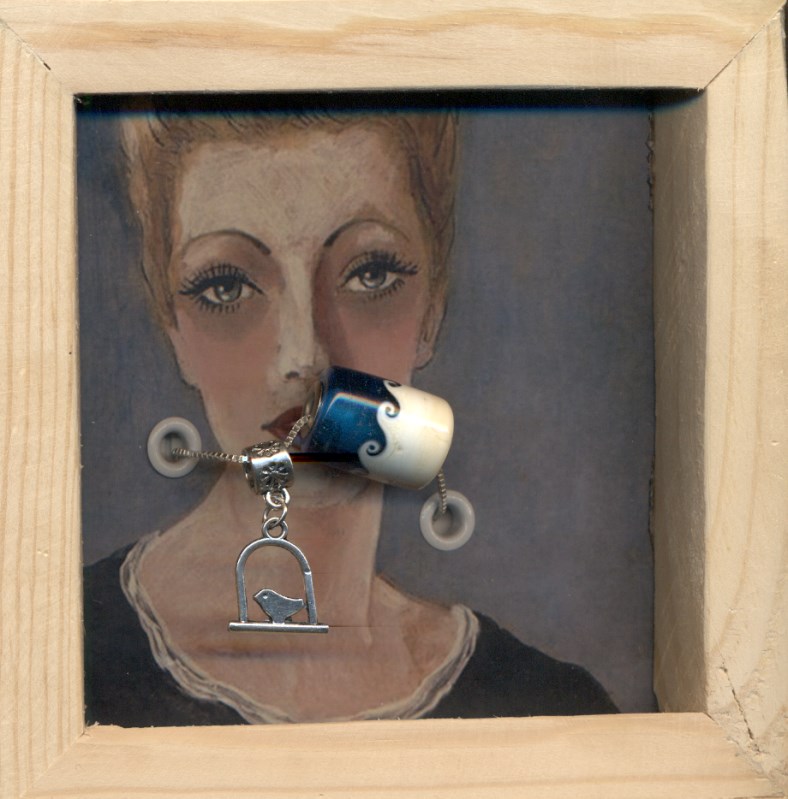 آویز شیشه‌ای به‌ همراه زنجیر نقره و پلاک